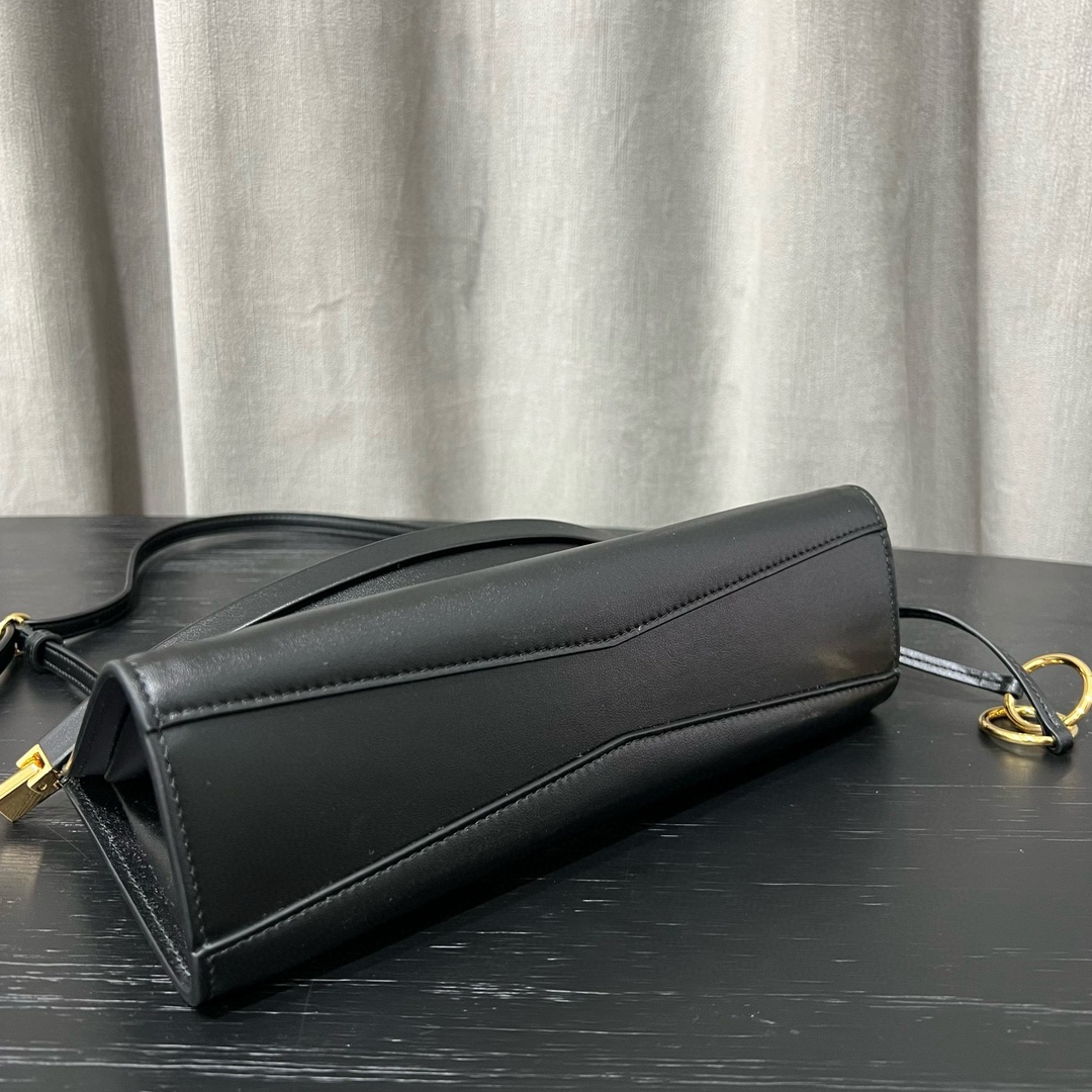 Alaïa Le Click East West Small Leather Bag in Black |