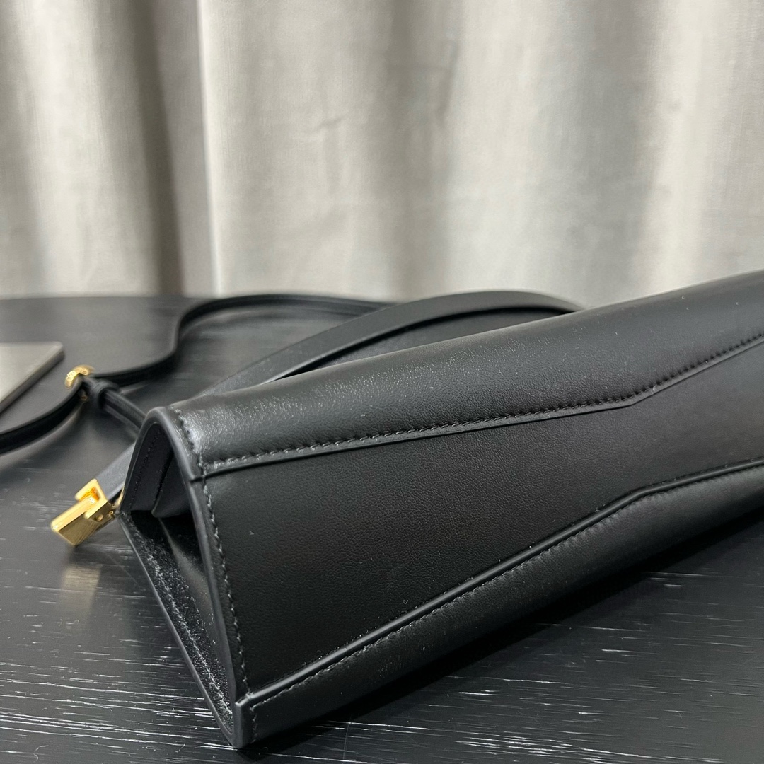 Alaïa Le Click East West Small Leather Bag in Black |
