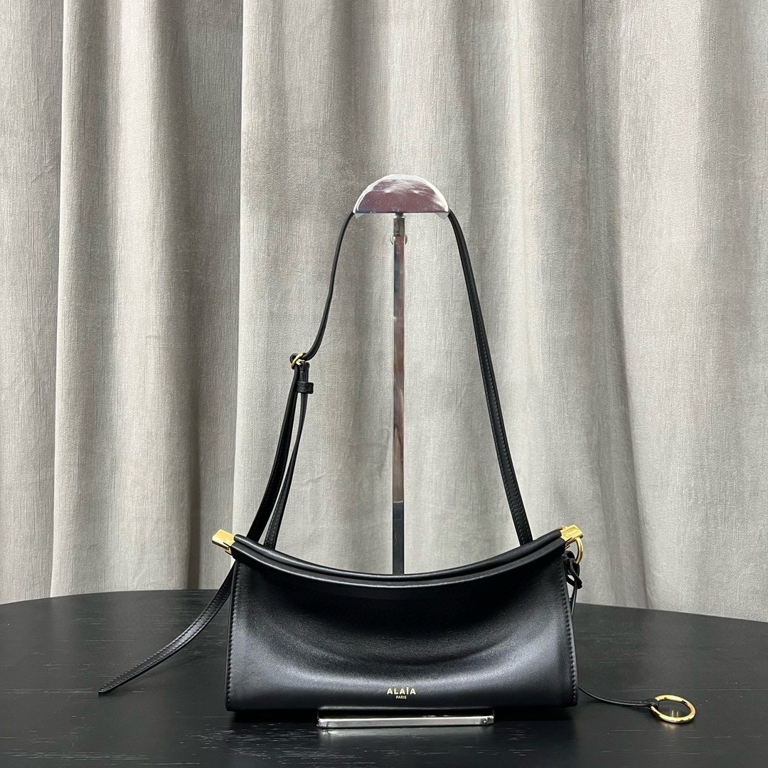 Alaïa Le Click East West Small Leather Bag in Black |