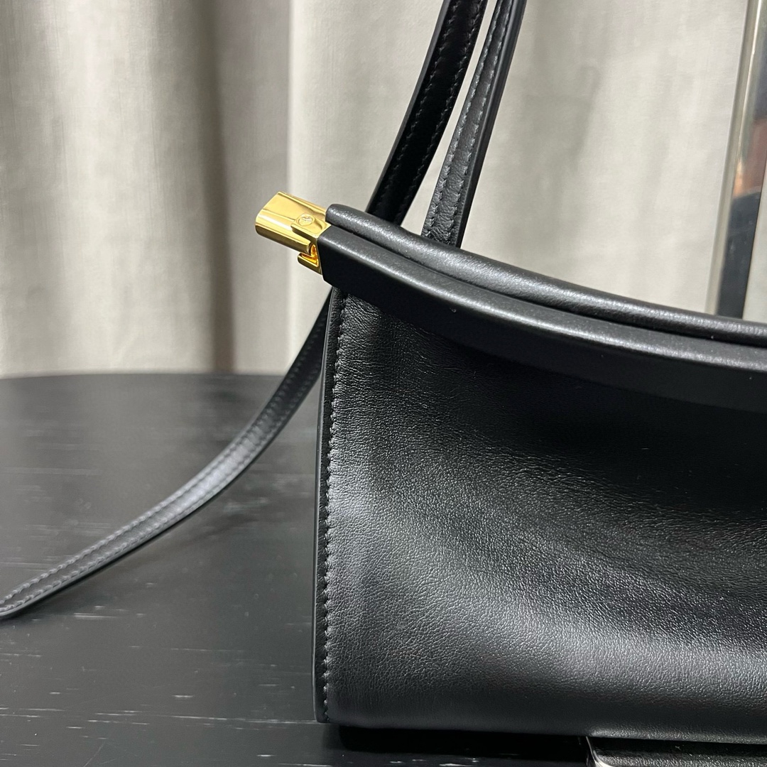 Alaïa Le Click East West Small Leather Bag in Black |