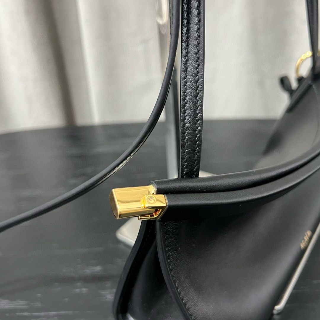 Alaïa Le Click East West Small Leather Bag in Black |