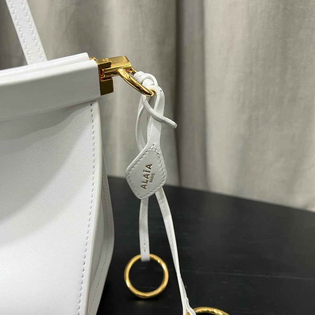 Alaïa Alaïa East West S Shoulder Bag Unica in White |
