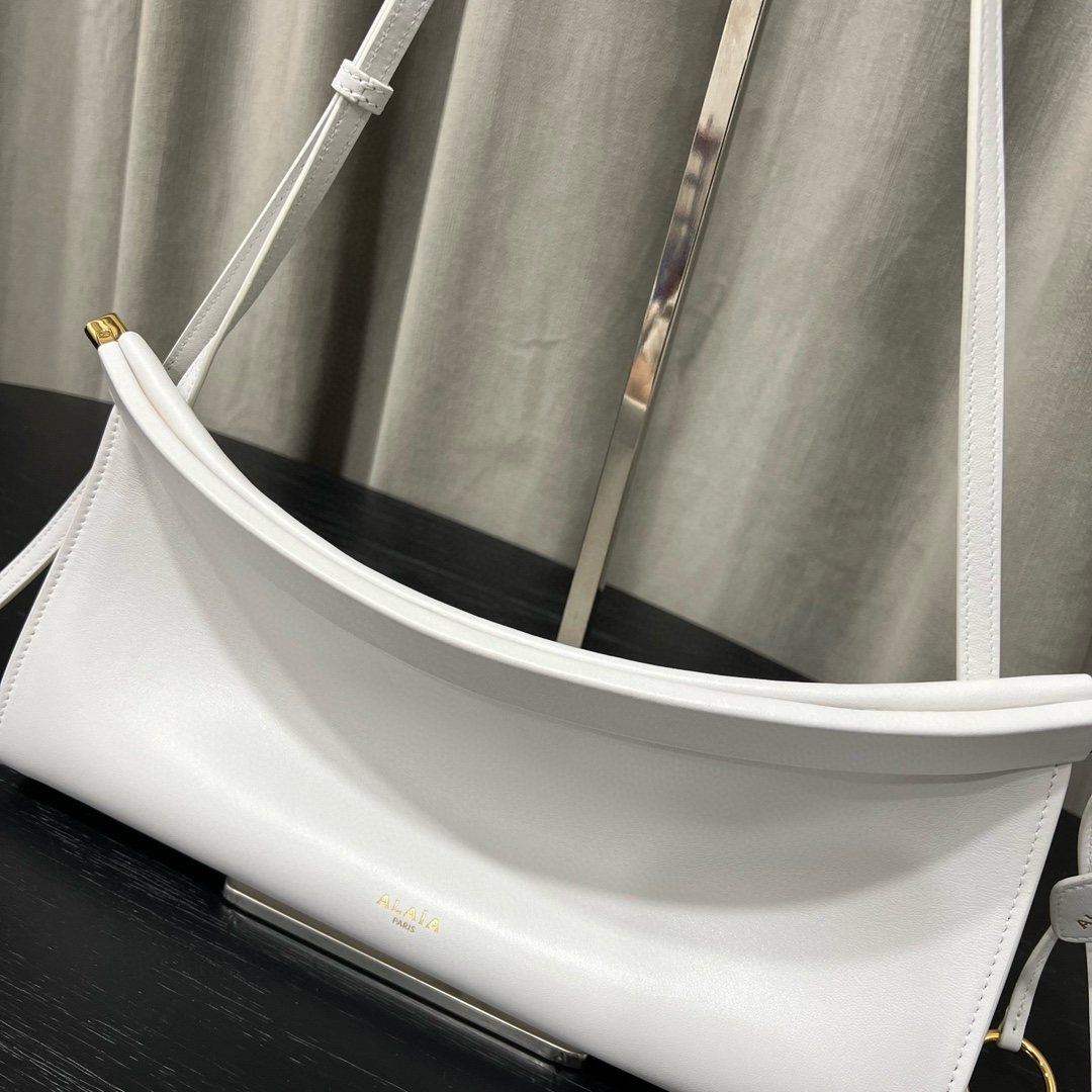 Alaïa Alaïa East West S Shoulder Bag Unica in White |