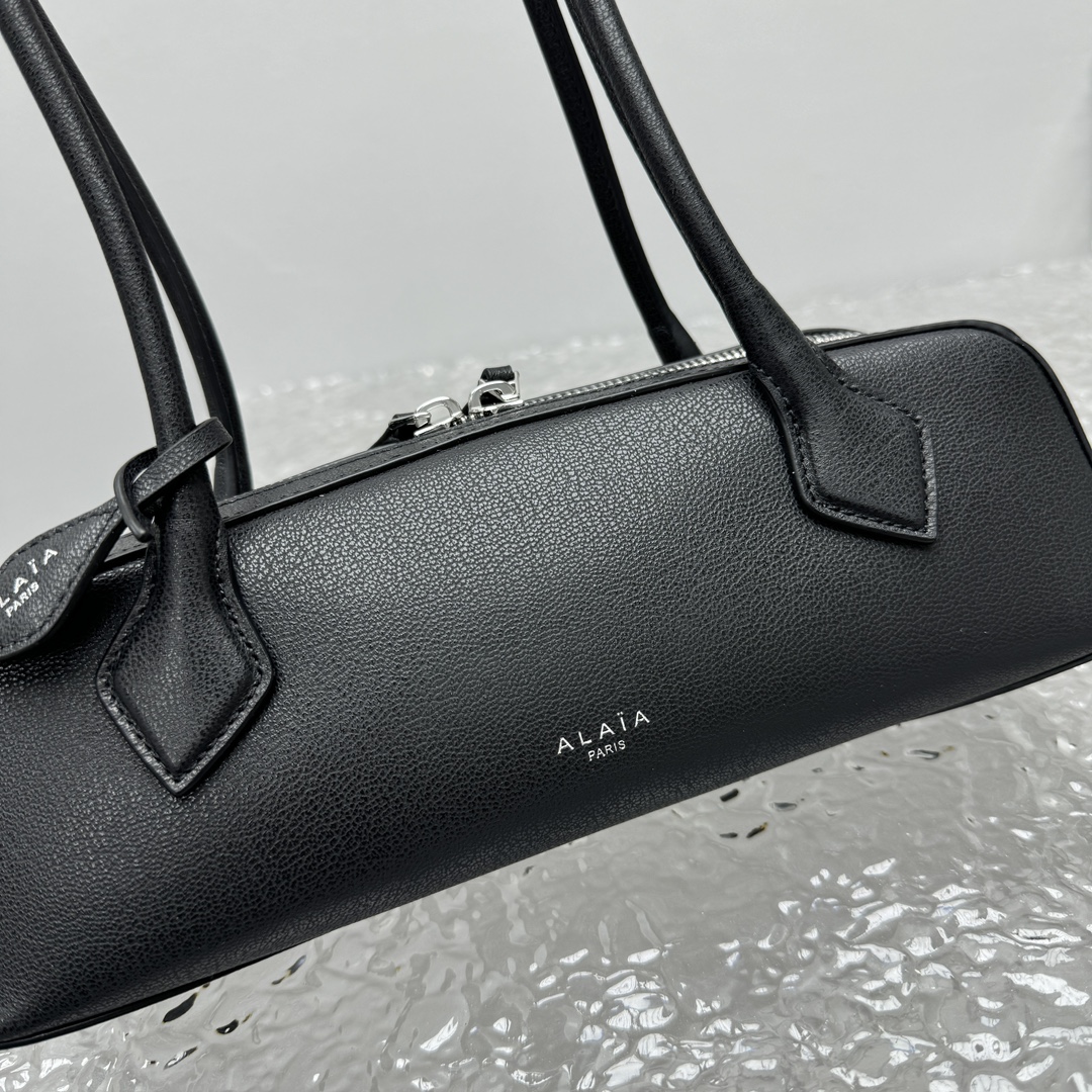 ALAÏA Le Teckel medium grained leather shoulder bag