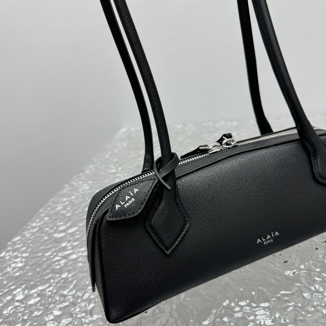 ALAÏA Le Teckel medium grained leather shoulder bag