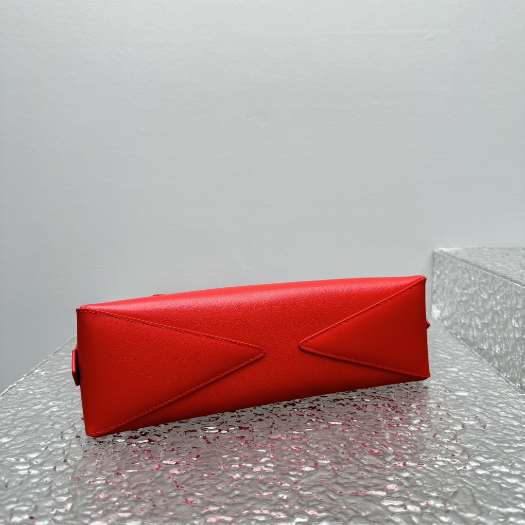 ALAIA Goatskin Small Le Teckel Bag Rouge Alaia002014