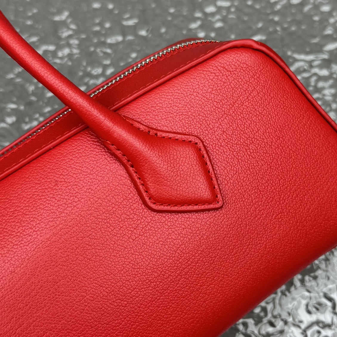 ALAIA Goatskin Small Le Teckel Bag Rouge Alaia002014