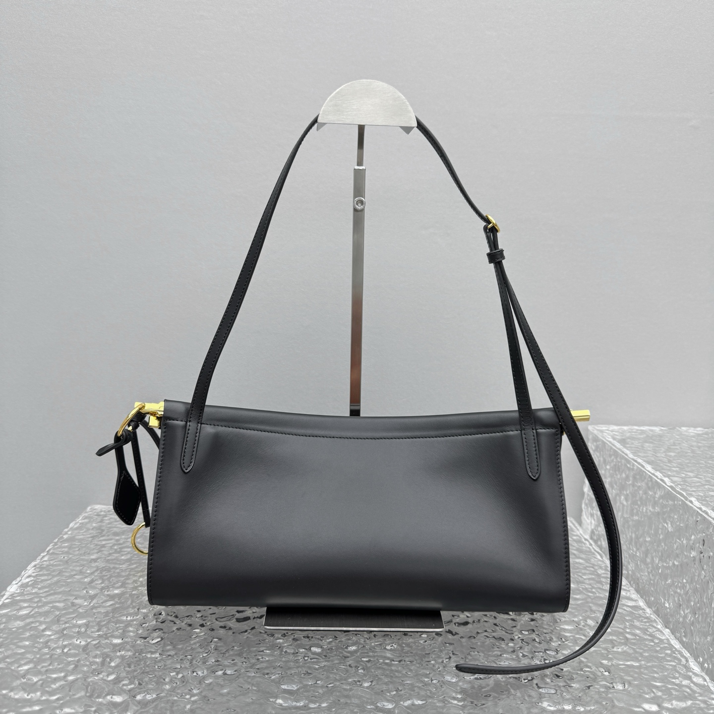 Alaïa Le Click Shoulder Bags in Black |  Alaia002315