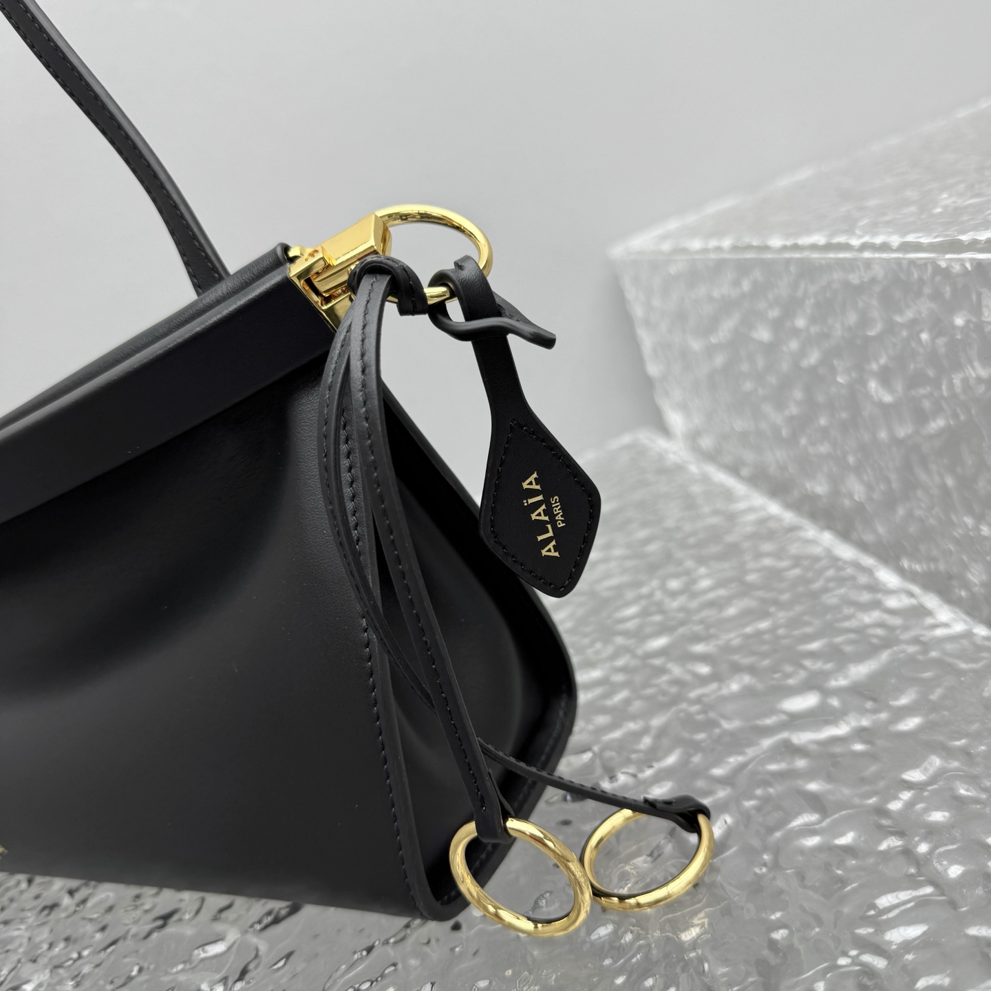 Alaïa Le Click Shoulder Bags in Black |  Alaia002315