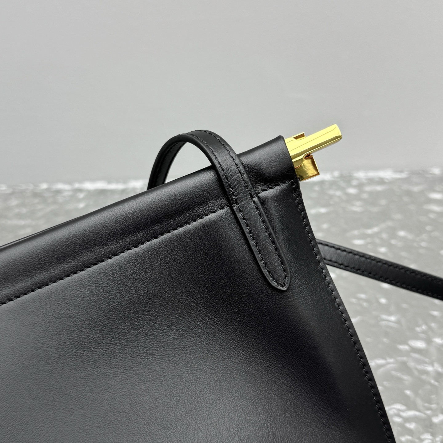 Alaïa Le Click Shoulder Bags in Black |  Alaia002315