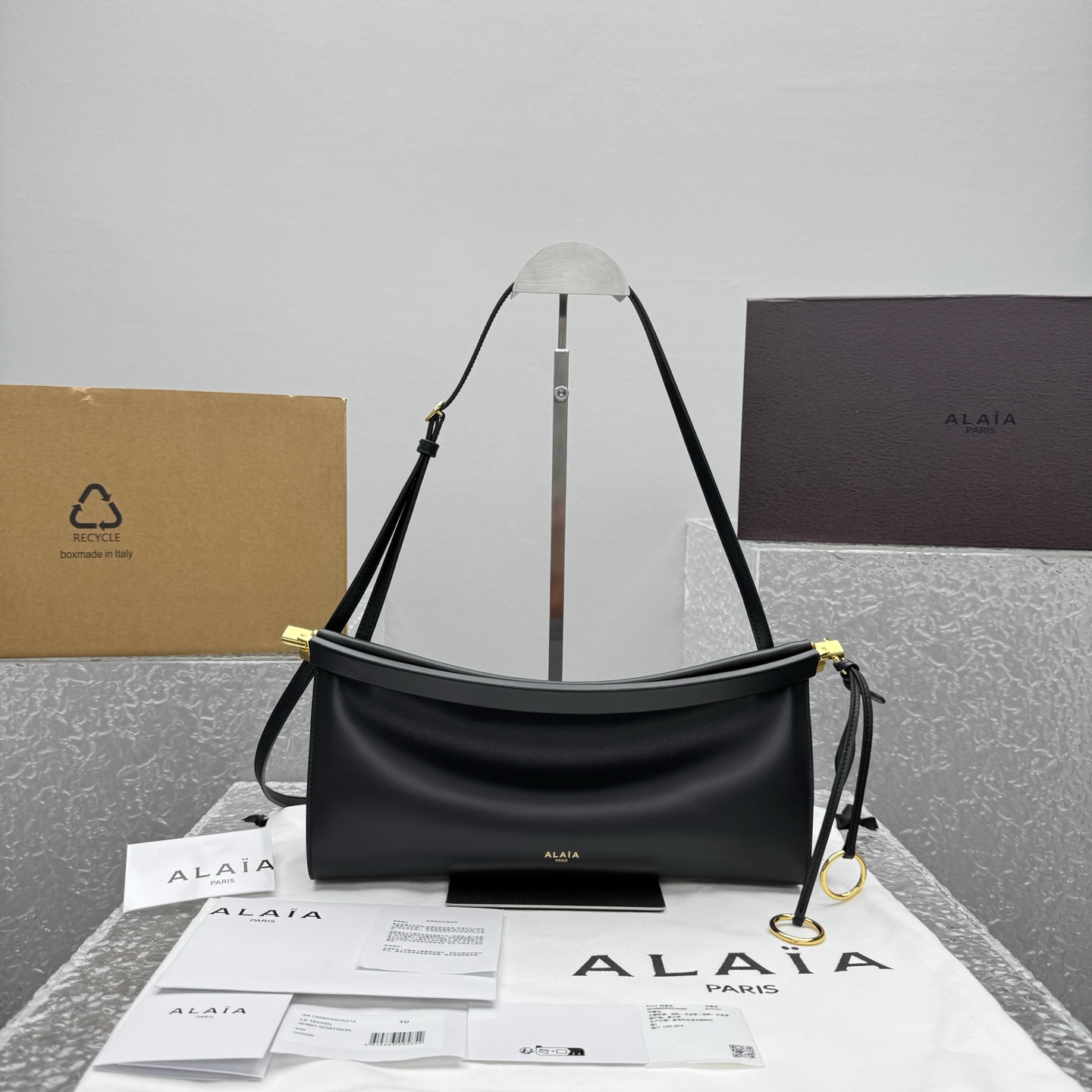 Alaïa Le Click Shoulder Bags in Black |  Alaia002315