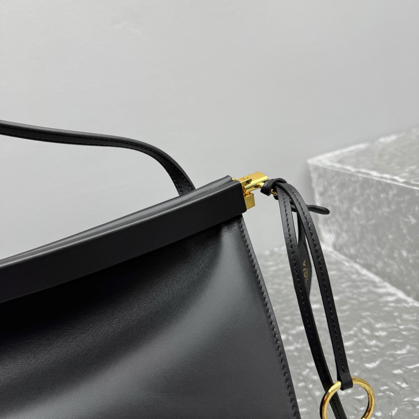 Alaïa Le Click Shoulder Bags in Black |  Alaia002315