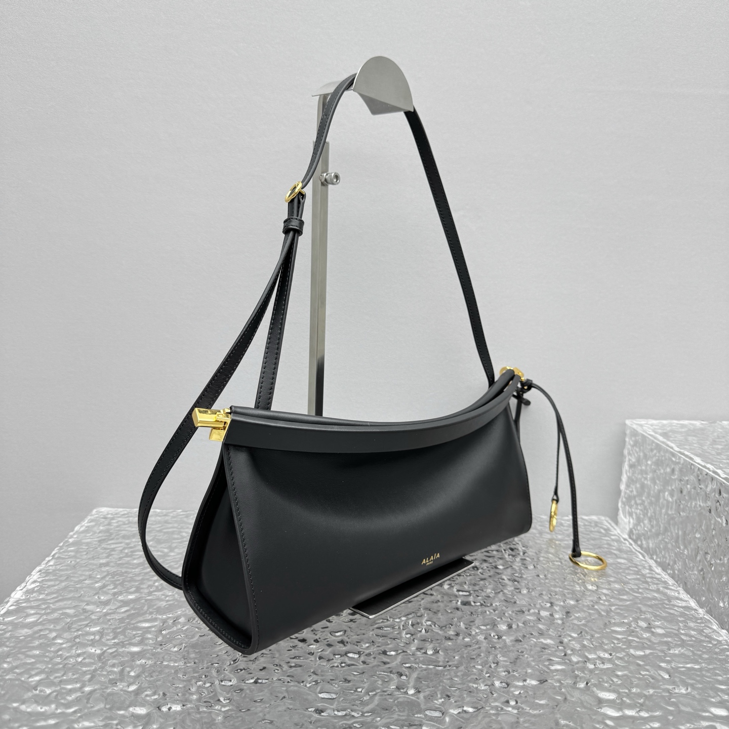 Alaïa Le Click Shoulder Bags in Black |  Alaia002315