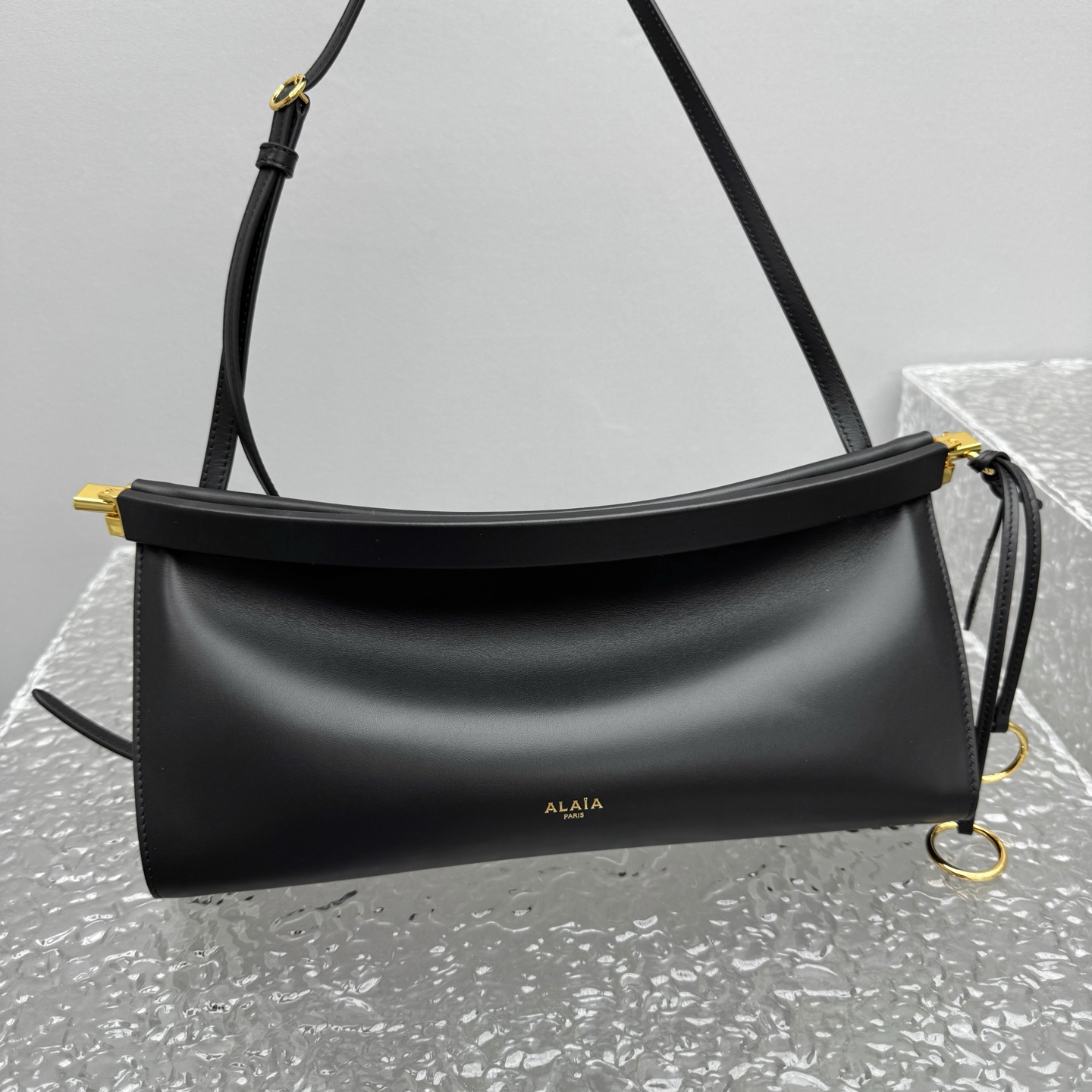 Alaïa Le Click Shoulder Bags in Black |  Alaia002315