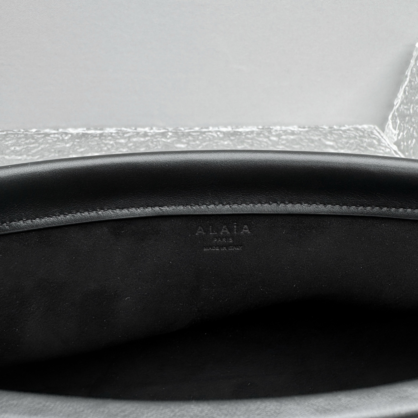 Alaïa Le Click Shoulder Bags in Black |  Alaia002315