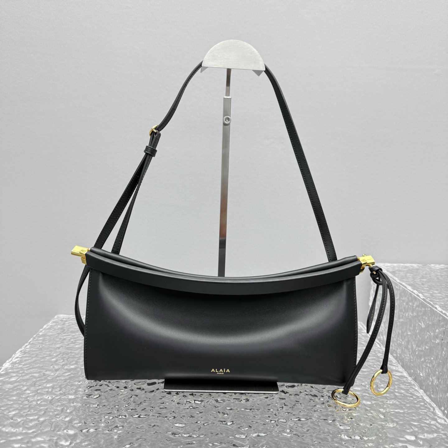 Alaïa Le Click Shoulder Bags in Black |  Alaia002315