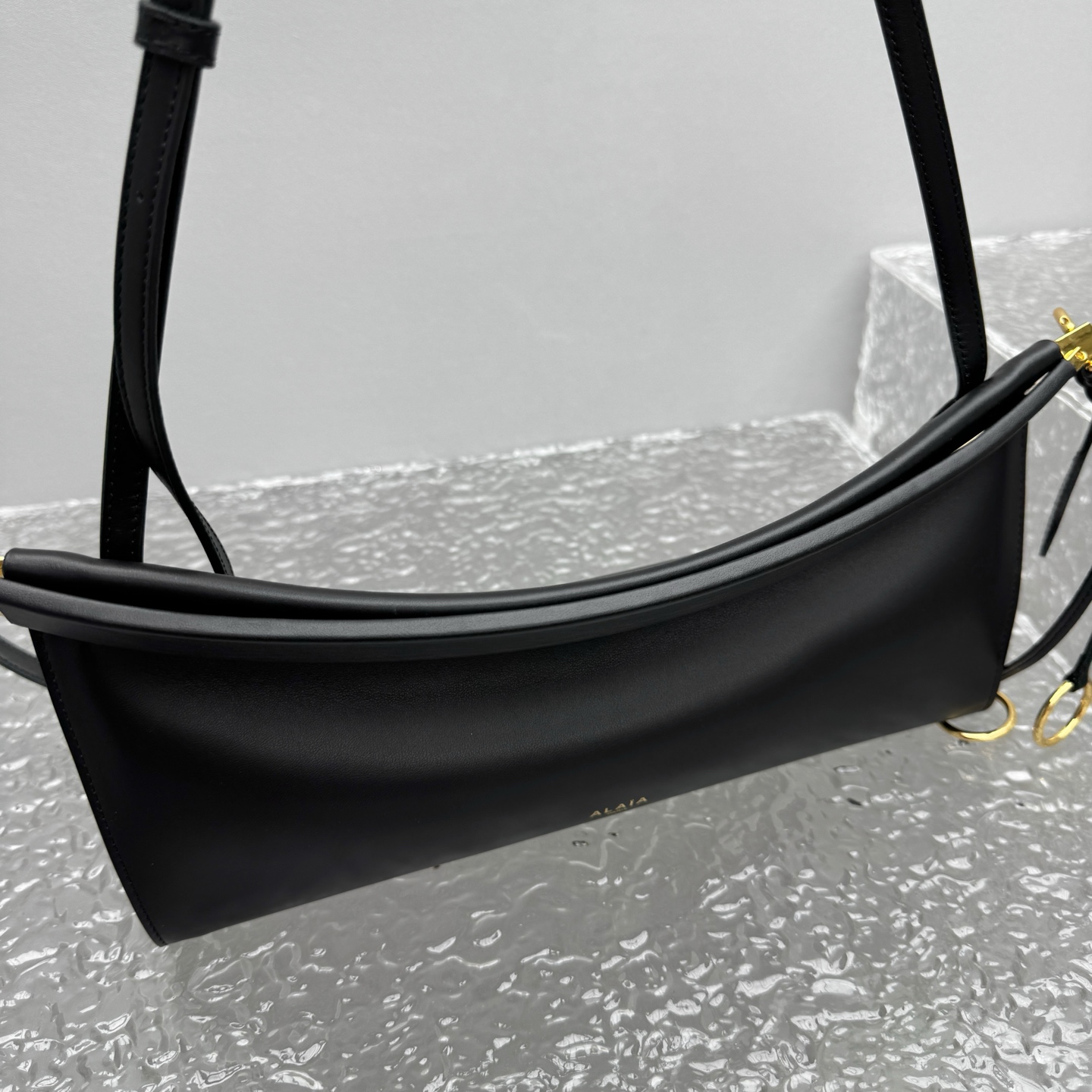 Alaïa Le Click Shoulder Bags in Black |  Alaia002315