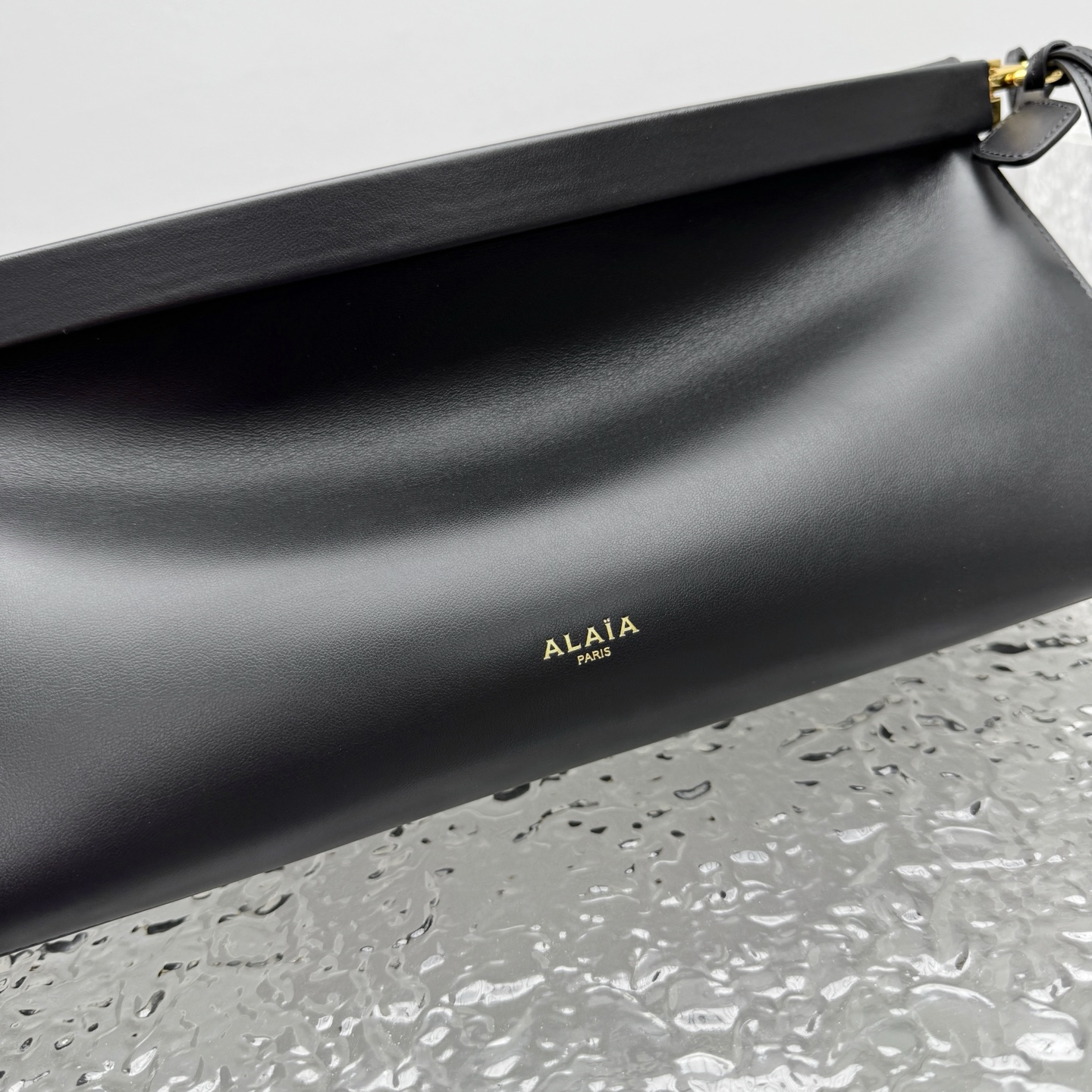 Alaïa Le Click Shoulder Bags in Black |  Alaia002315
