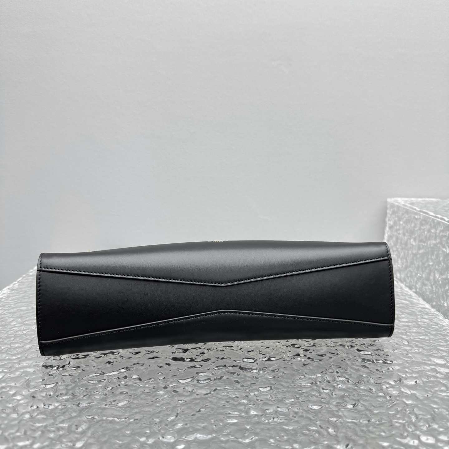Alaïa Le Click Shoulder Bags in Black |  Alaia002315
