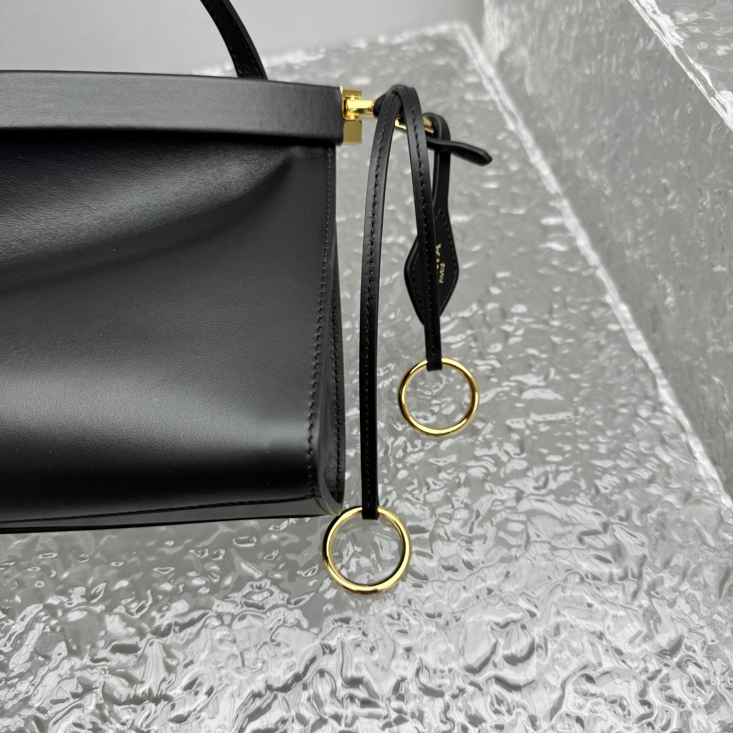 Alaïa Le Click Shoulder Bags in Black |  Alaia002315