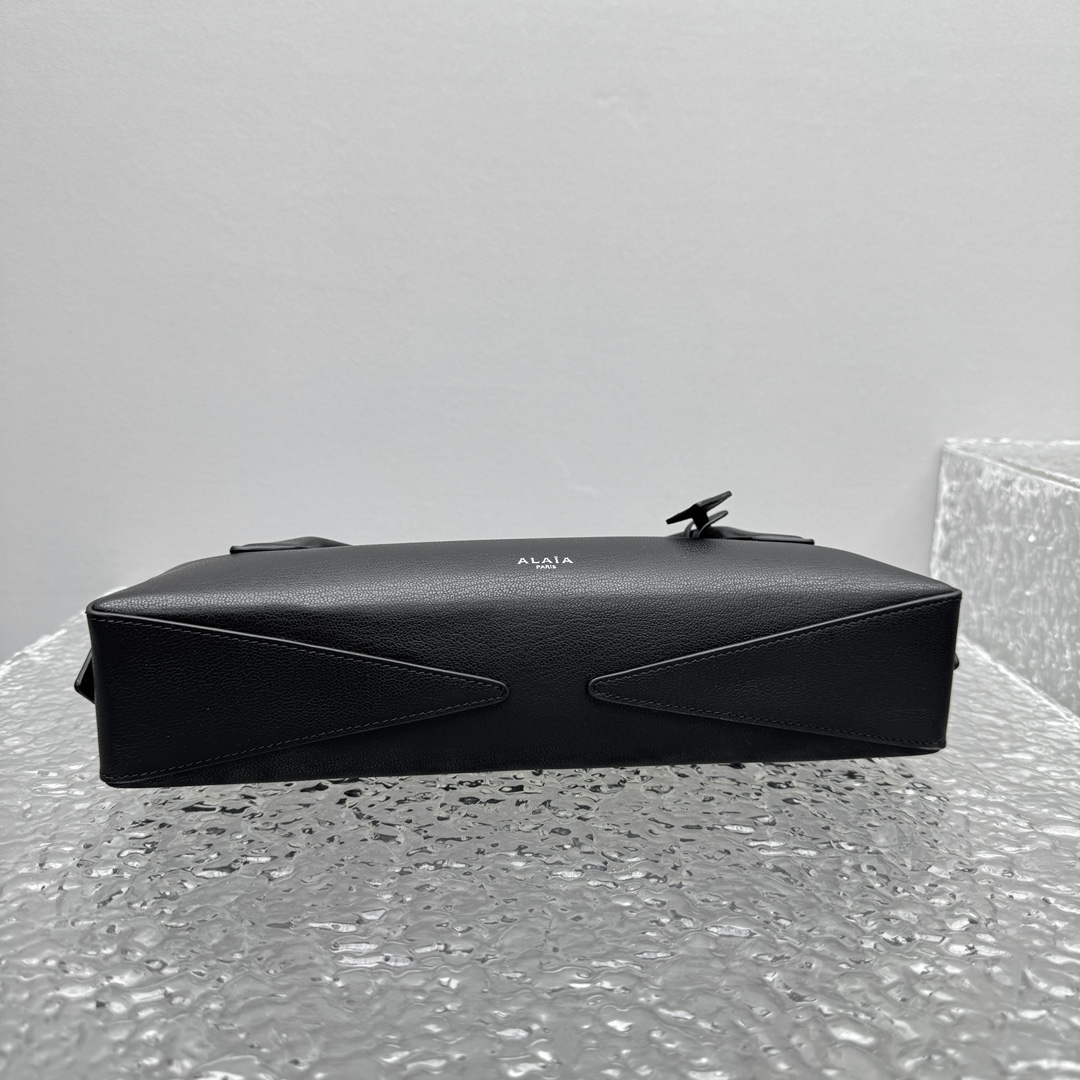 Alaïa Clutches and evening bags for Women  Alaia002414
