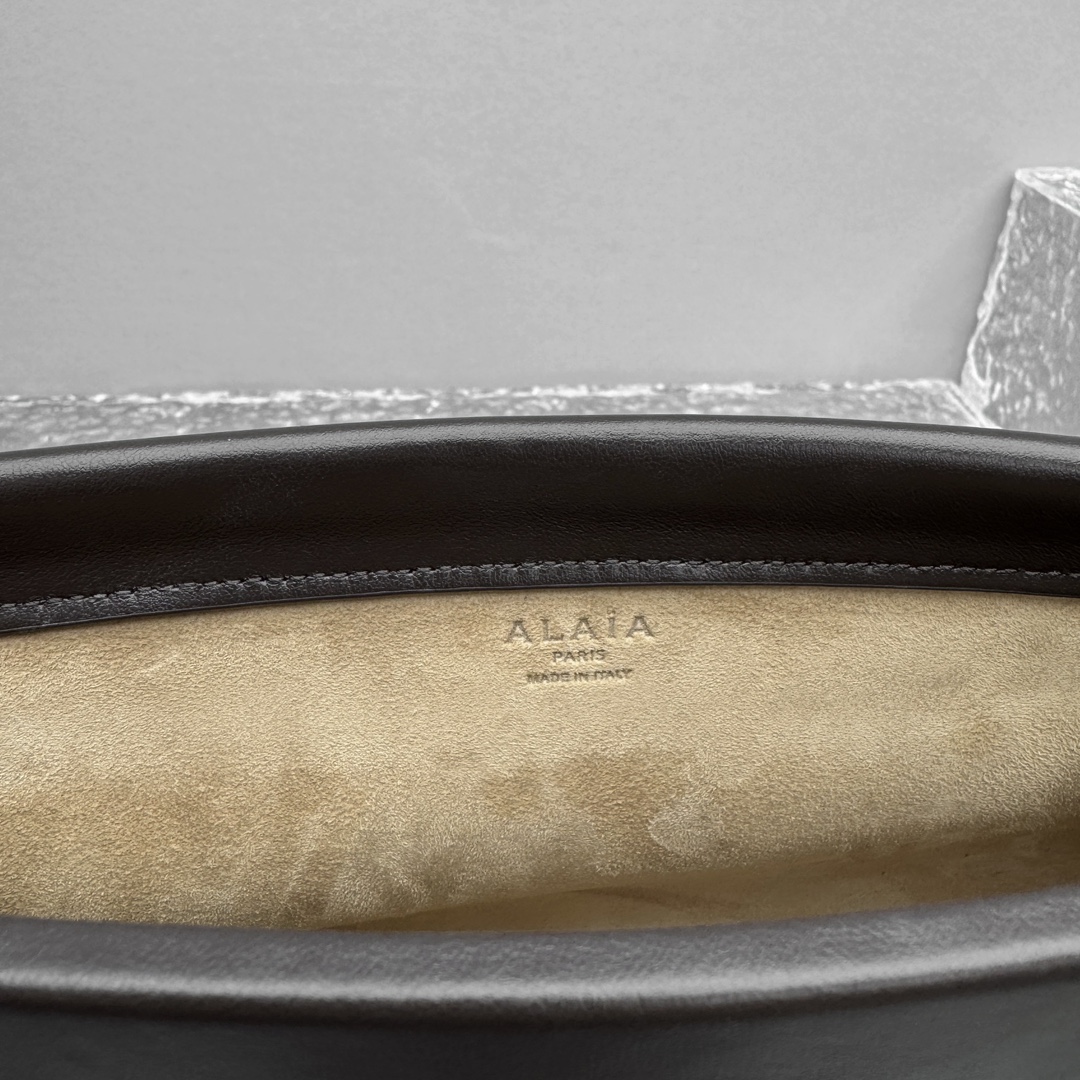 Alaïa Small Le Click East West Shoulder Bag | Brown