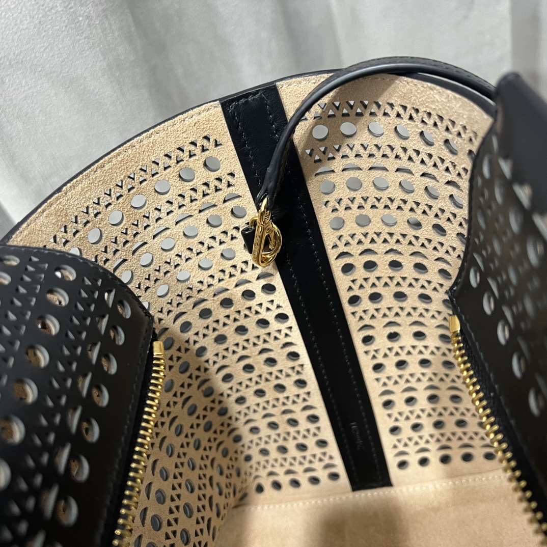 Alaïa "Neo Mina 32" Shoulder Bag in Black | Alaia002516