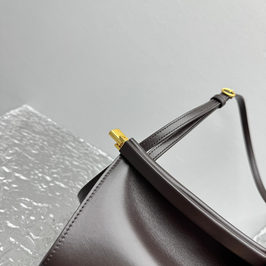 Alaïa Le Click Large leather shoulder bag - Shoulder Bags