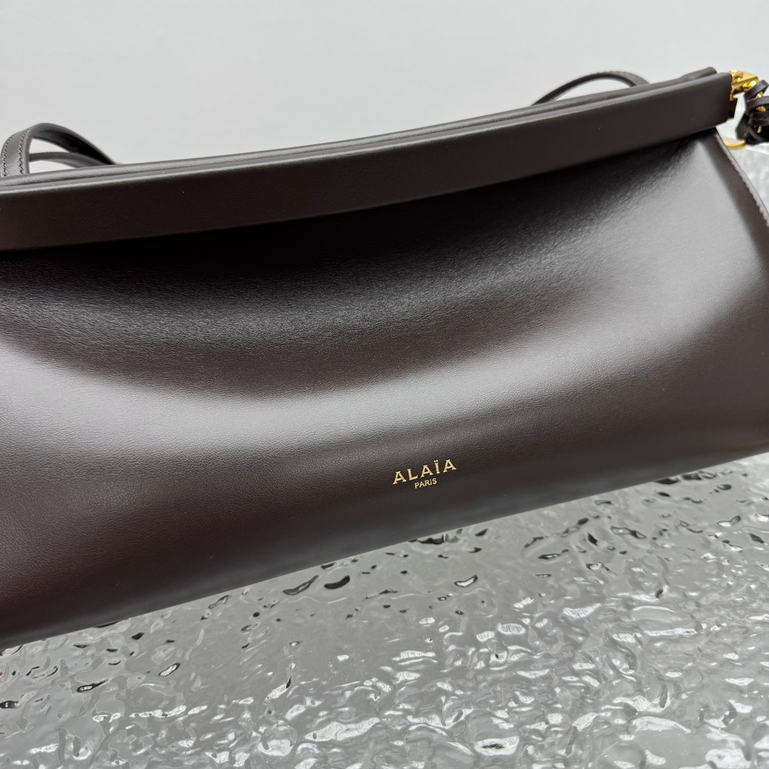 Alaïa Le Click Shoulder Bags in Black |