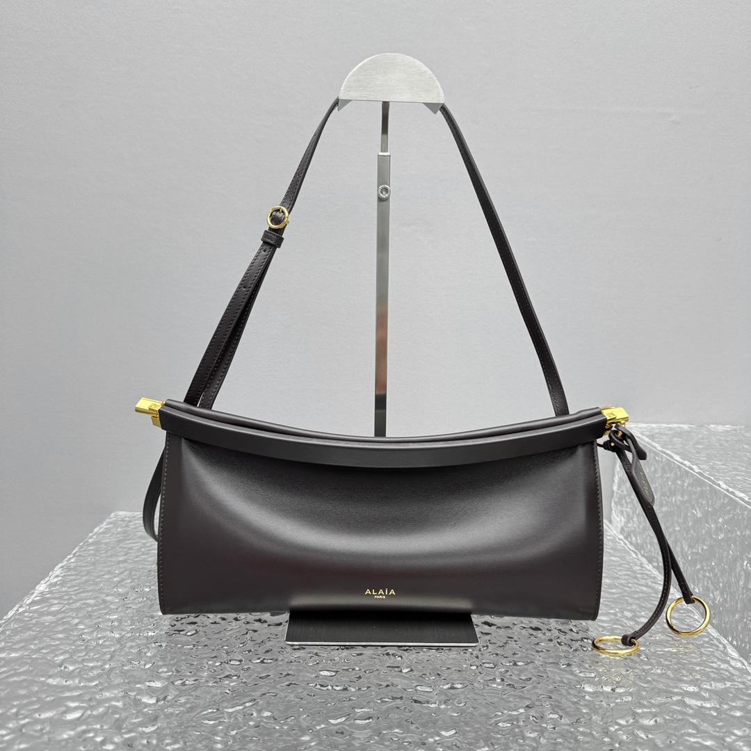 Alaïa Le Click Shoulder Bags in Black |