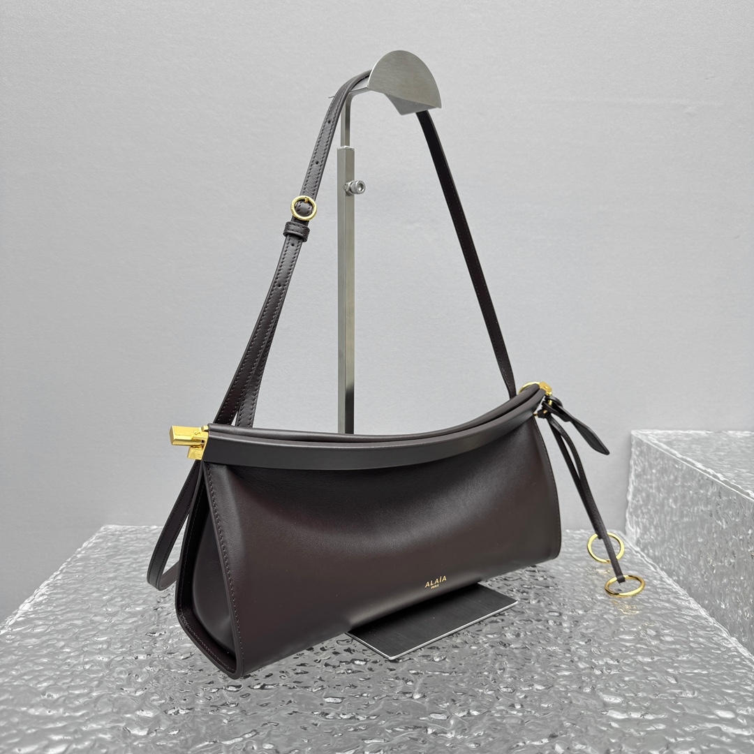 Alaïa Le Click Shoulder Bags in Black |