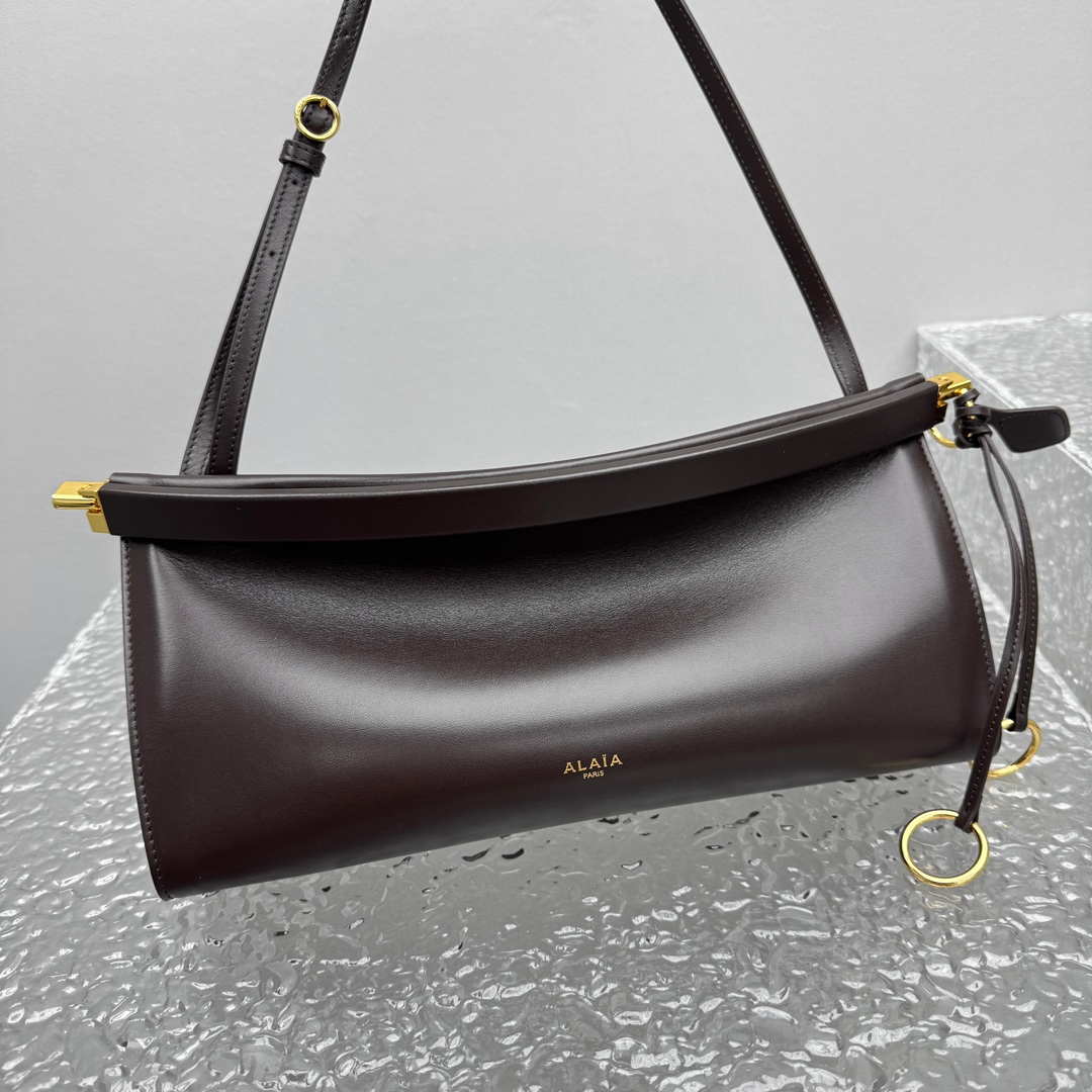 Alaïa Le Click Shoulder Bags in Black |