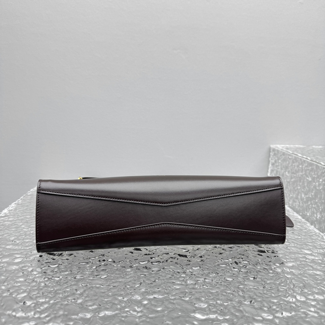 Alaïa Le Click Shoulder Bags in Black |