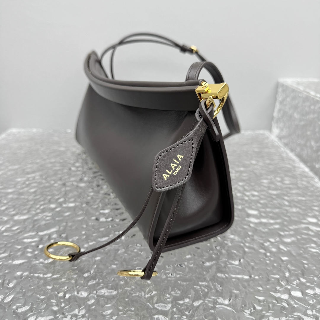 Alaïa Le Click Shoulder Bags in Black |