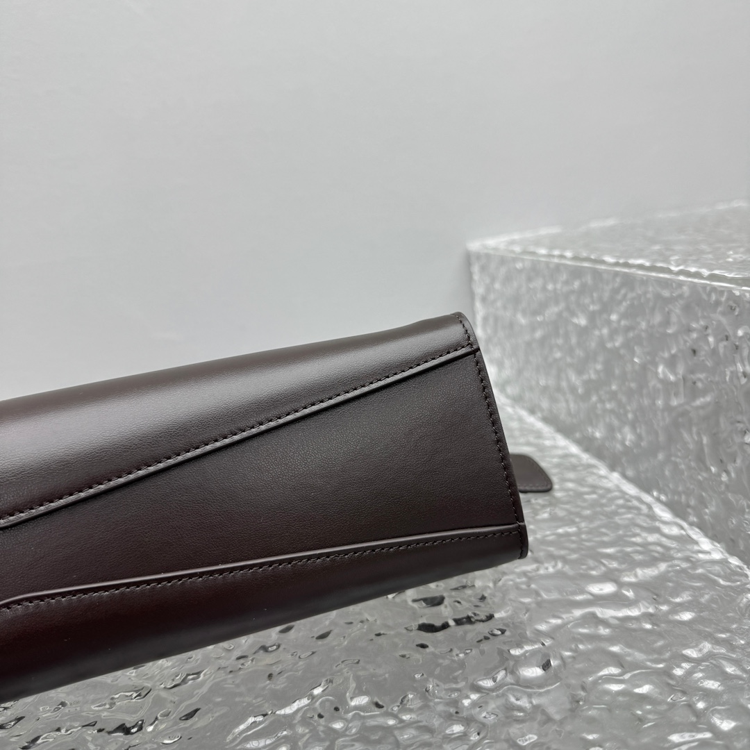 Alaïa Le Click Shoulder Bags in Black |