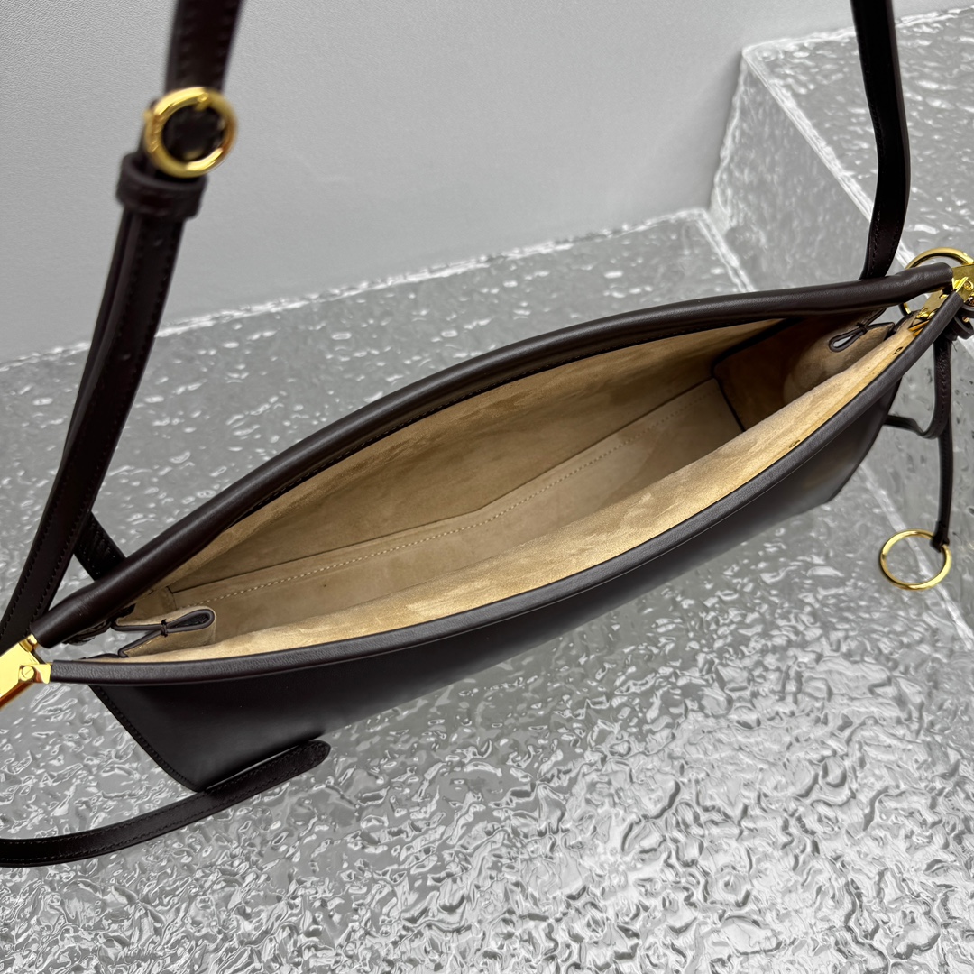Alaïa Le Click Shoulder Bags in Black |