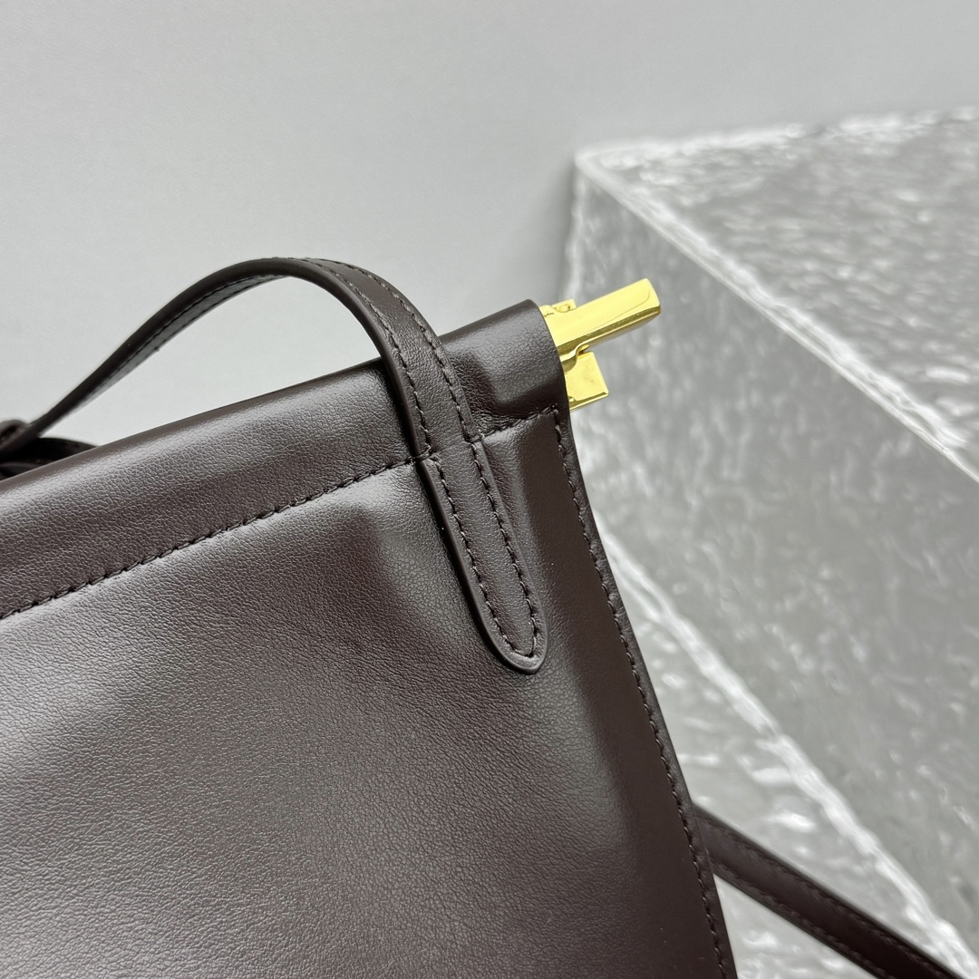 Alaïa Le Click Shoulder Bags in Black |