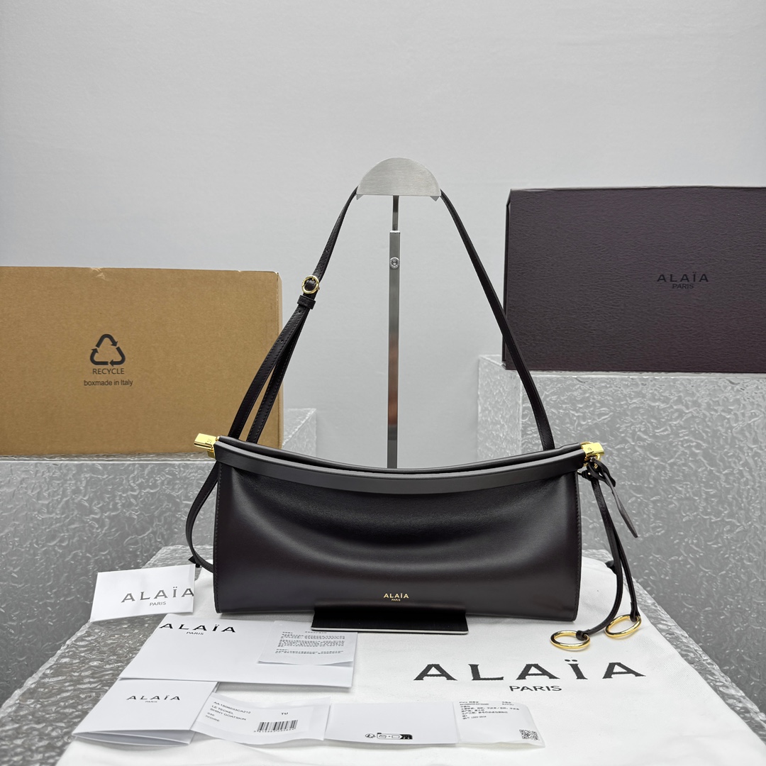 Alaïa Le Click Shoulder Bags in Black |