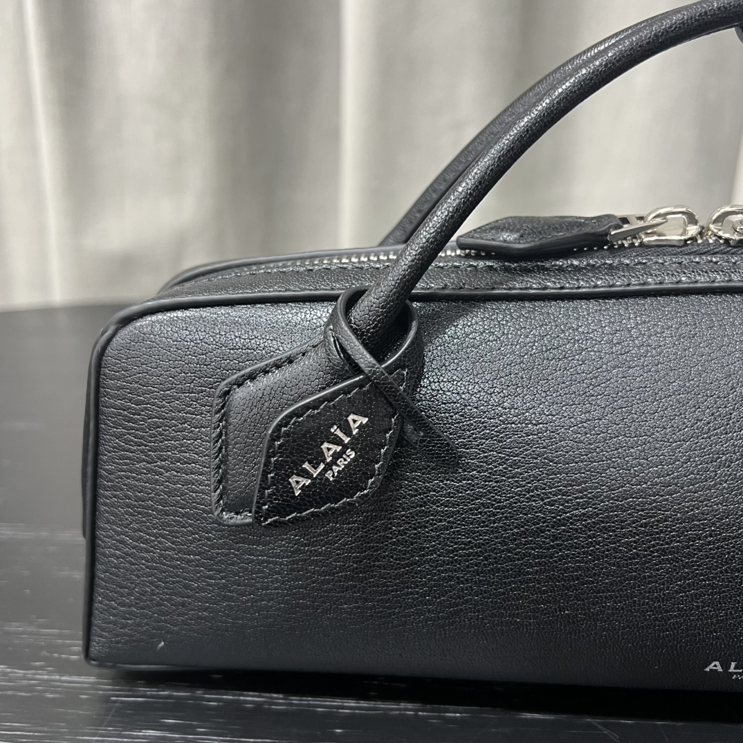 ALAÏA BLACK LE TECKEL CLUTCH IN SHINY GOATSKIN  Alaia002916