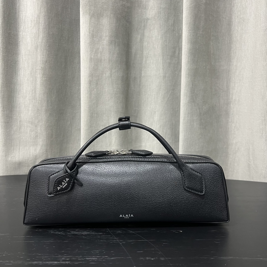 ALAÏA BLACK LE TECKEL CLUTCH IN SHINY GOATSKIN  Alaia002916