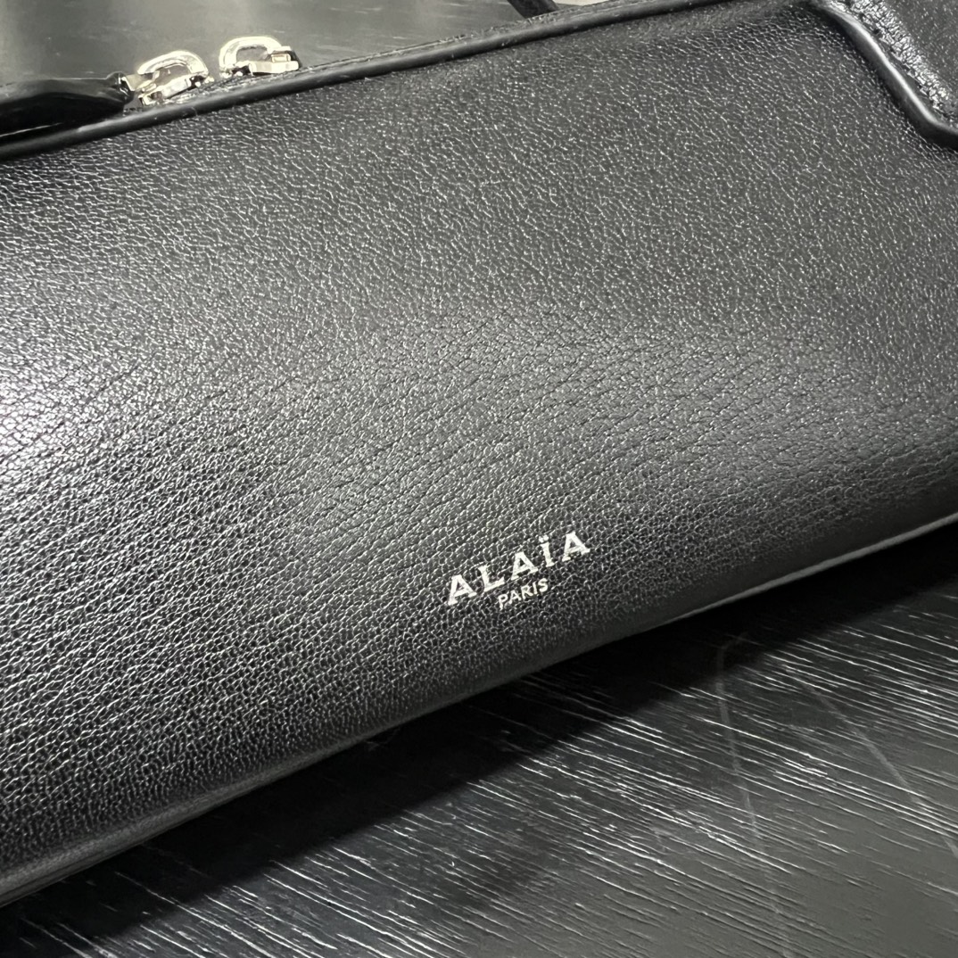 ALAÏA BLACK LE TECKEL CLUTCH IN SHINY GOATSKIN  Alaia002916