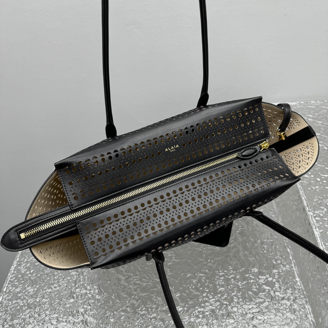 ALAÏA New Mina 32 laser-cut leather shoulder bag |