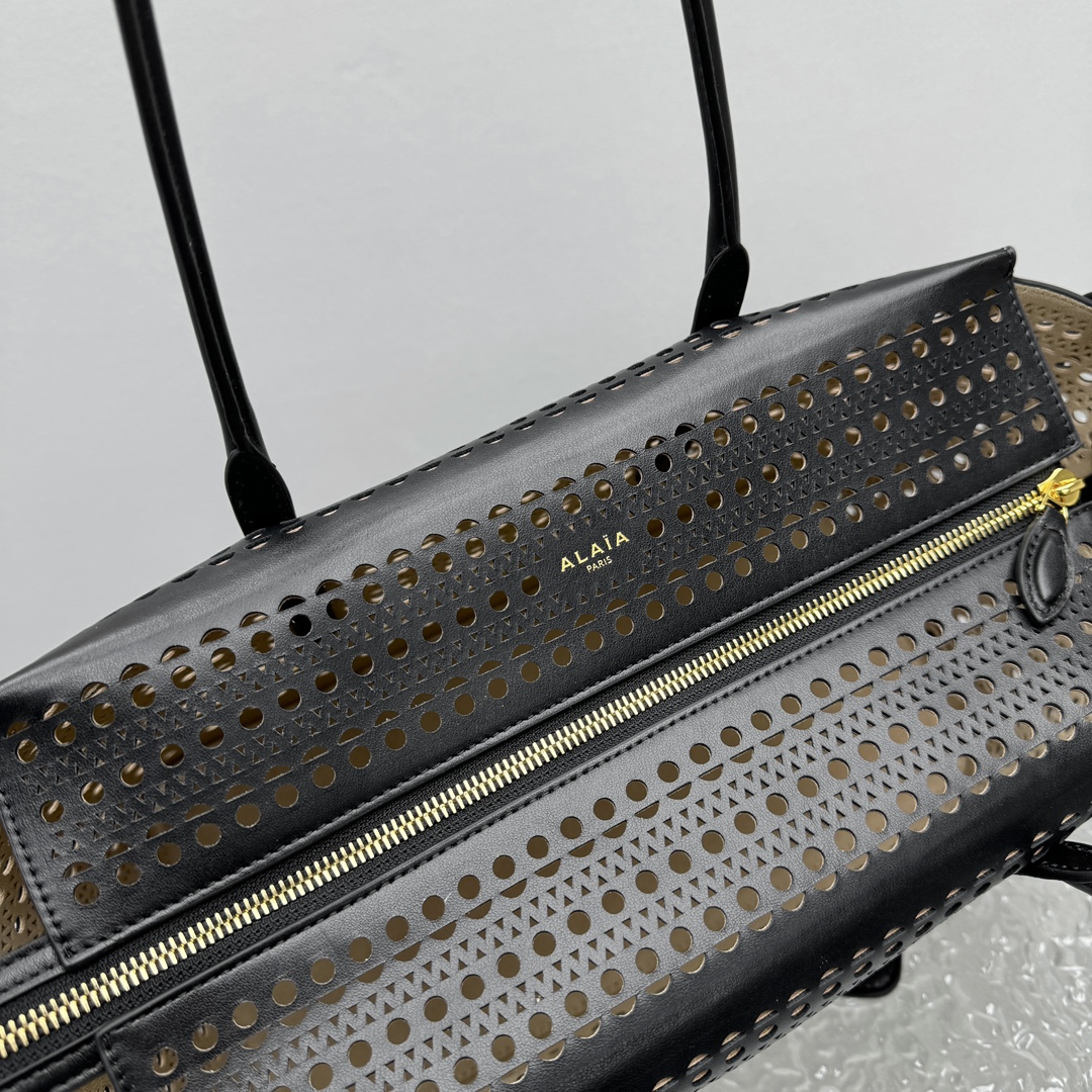 ALAÏA New Mina 32 laser-cut leather shoulder bag |