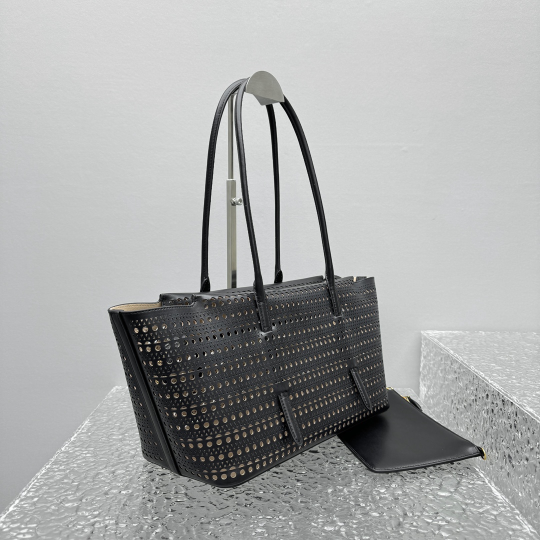 ALAÏA New Mina 32 laser-cut leather shoulder bag |