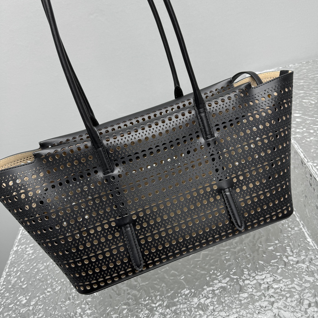 ALAÏA New Mina 32 laser-cut leather shoulder bag |