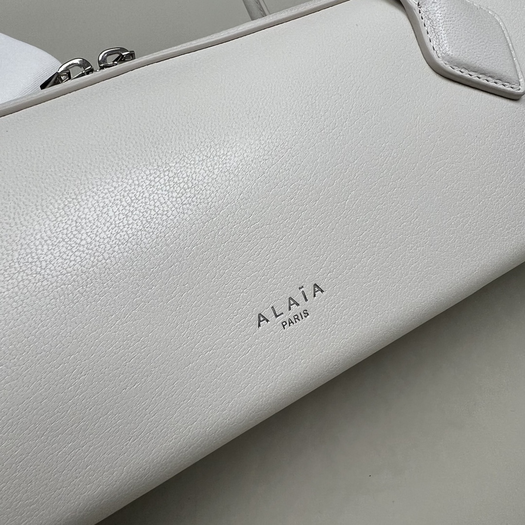 Alaia Le teckel leather bag Alaïa White in Leather - 54281222