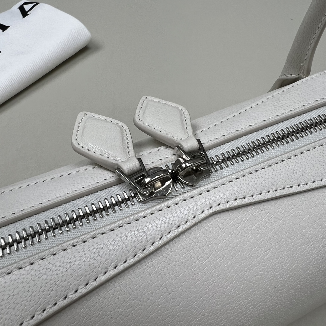 Alaia Le teckel leather bag Alaïa White in Leather - 54281222