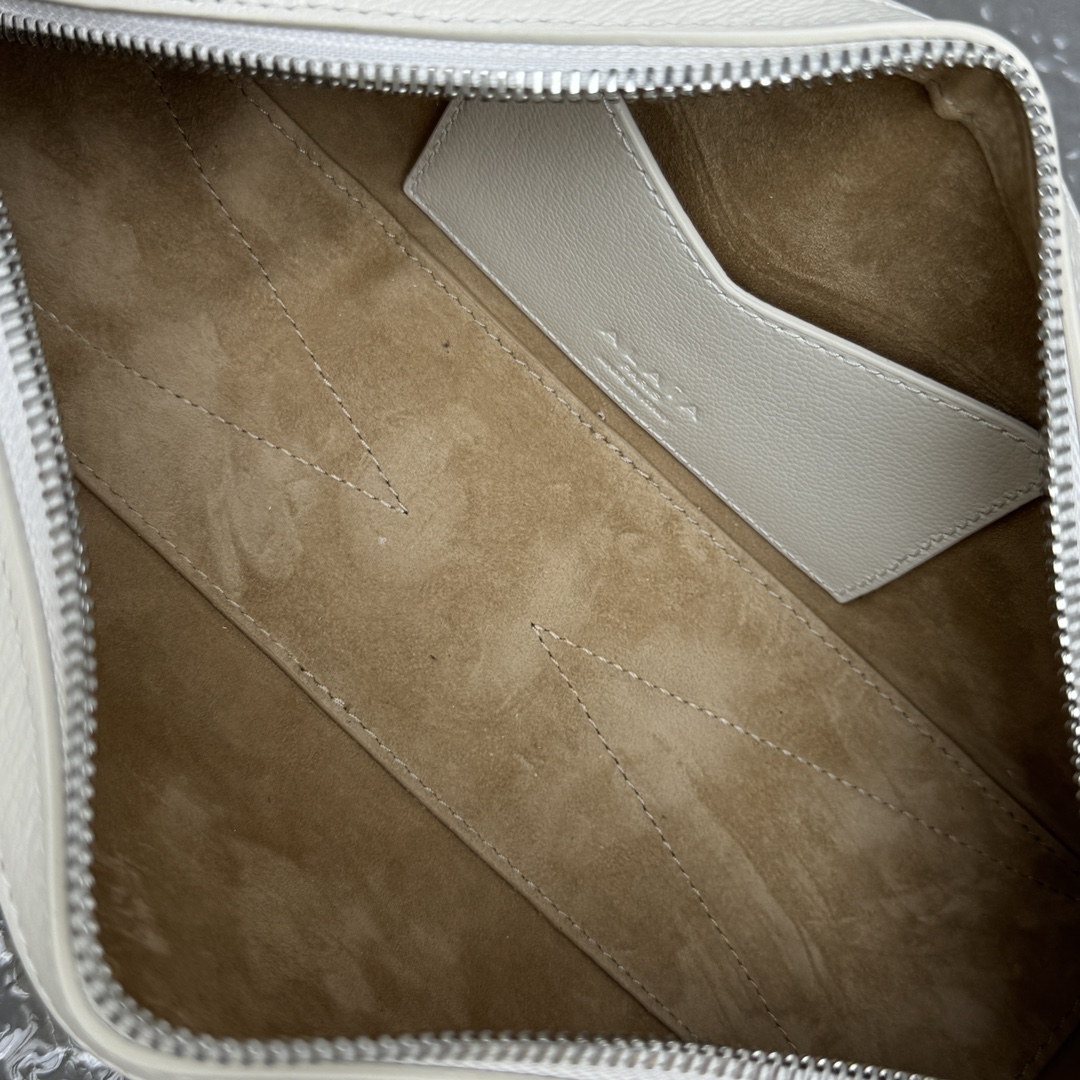 Alaïa Small Le Teckel Shoulder Bag | White Alaia004414