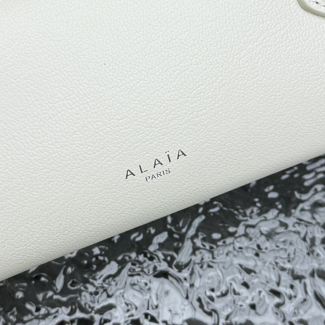 Alaïa Small Le Teckel Shoulder Bag | White Alaia004414
