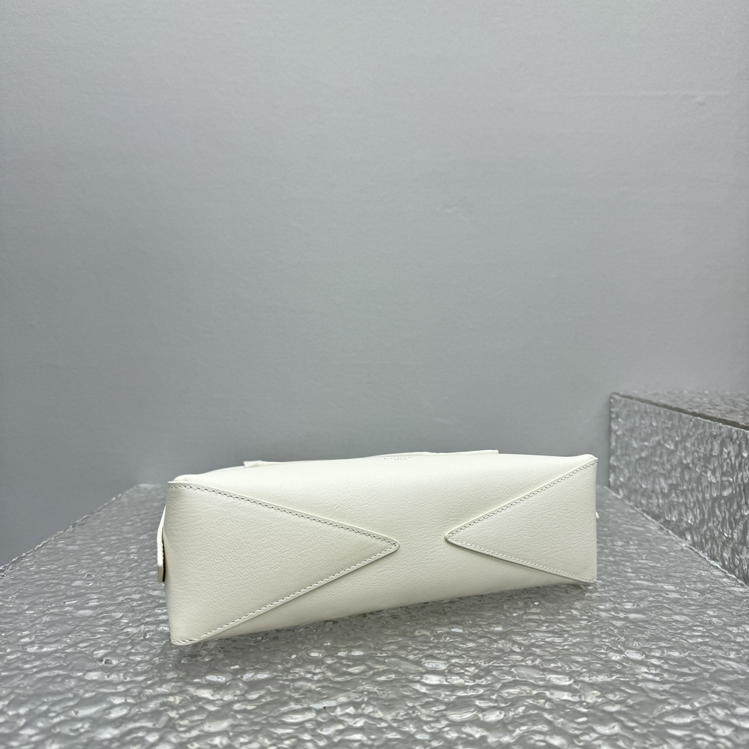 Alaïa Small Le Teckel Shoulder Bag | White Alaia004414